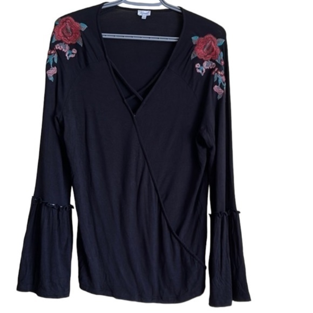 Kismet women’s black bell sleeve floral embroidered shoulder medium‎
